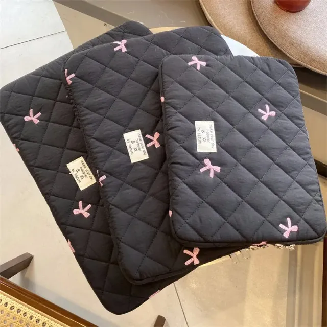Lecoinpochette Girly Charlotte housse ordinateur nœuds roses