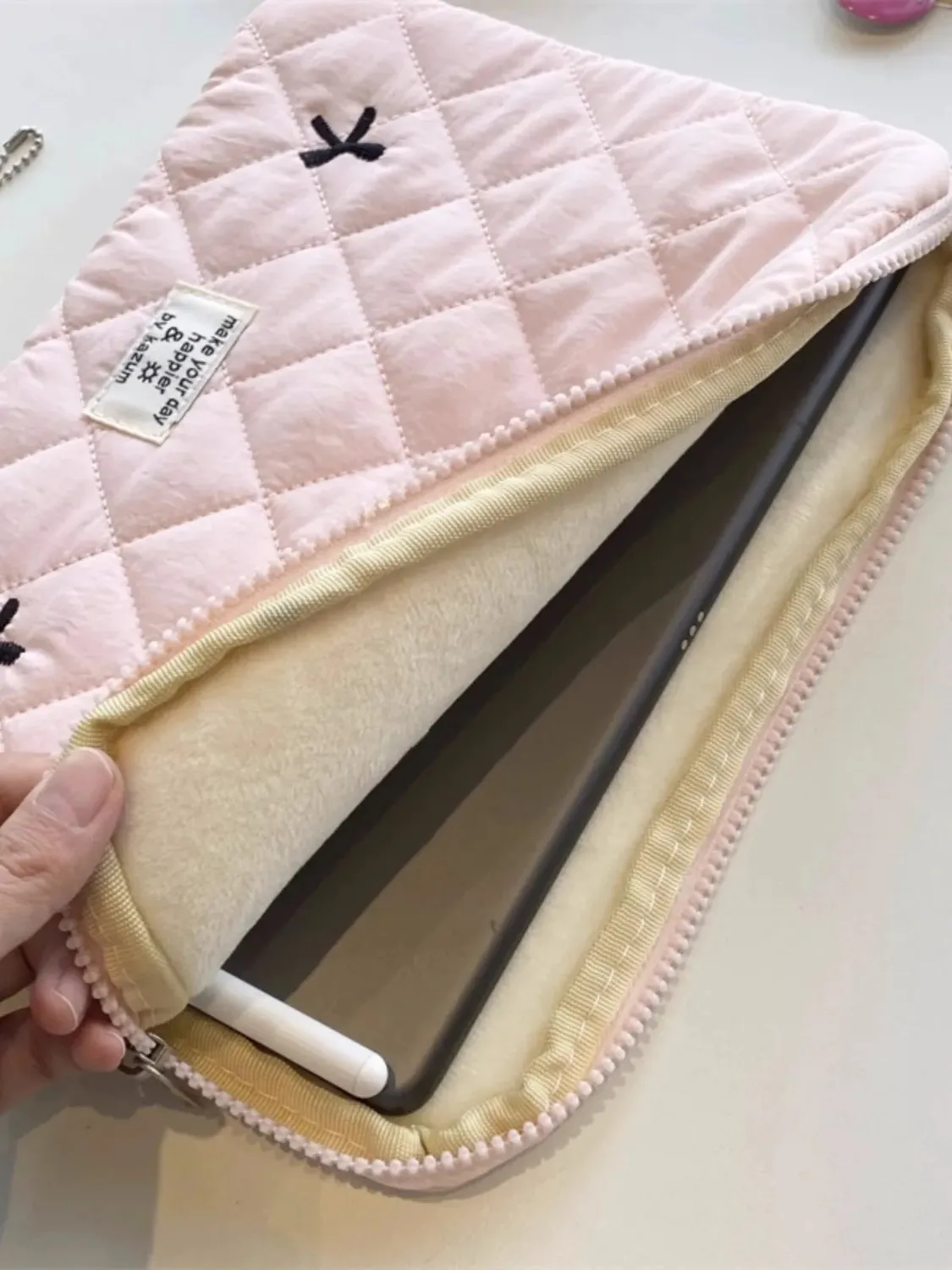 Lecoinpochette Nouna housse ordinateur rose matelassée