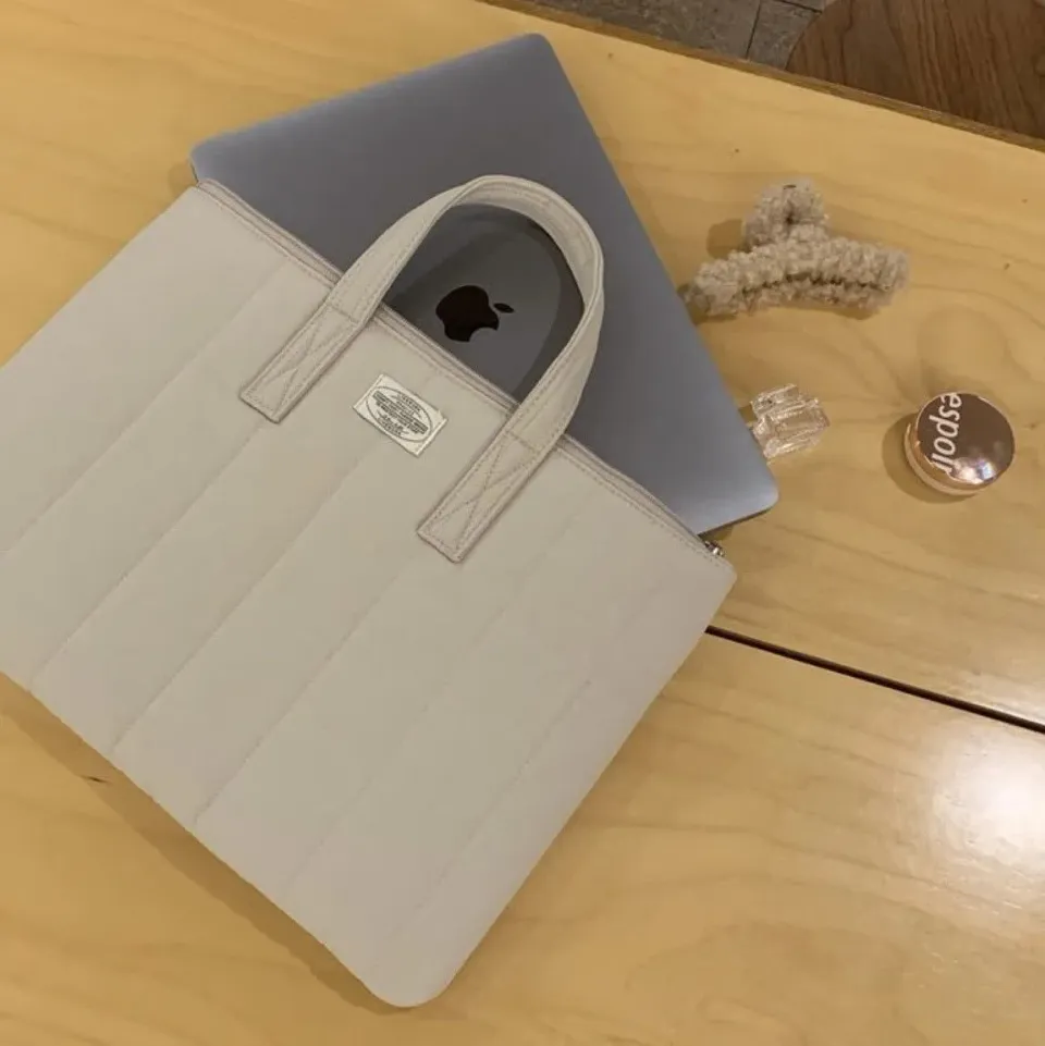 Lecoinpochette Rice sac ordinateur blanc cassé matelassé