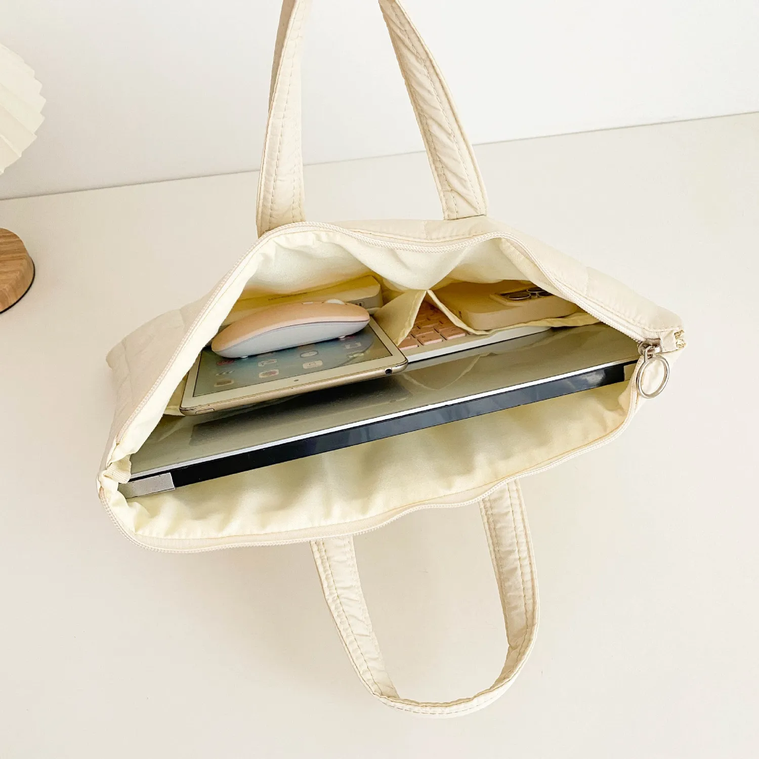Lecoinpochette Rice sac ordinateur blanc cassé matelassé