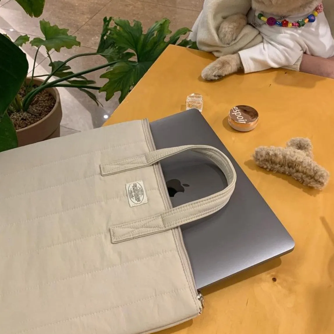 Lecoinpochette Rice sac ordinateur blanc cassé matelassé