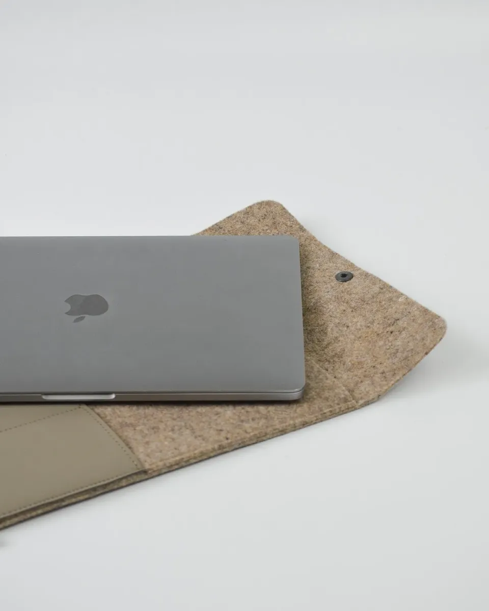 Made Out Of BEAU housse laptop feutrine