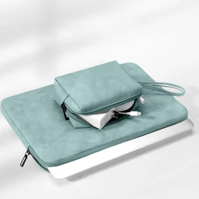 Lecoinpochette Fluffy housse ordinateur daim