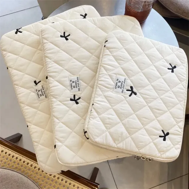 Lecoinpochette Armelle housse ordinateur blanche matelassée