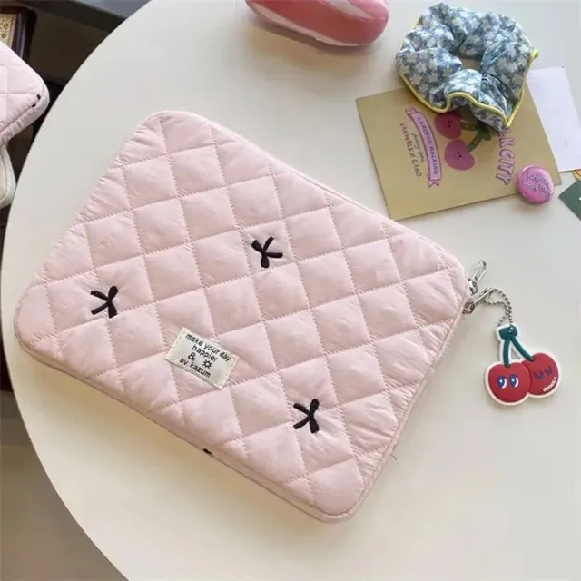 Lecoinpochette Nouna housse ordinateur rose matelassée