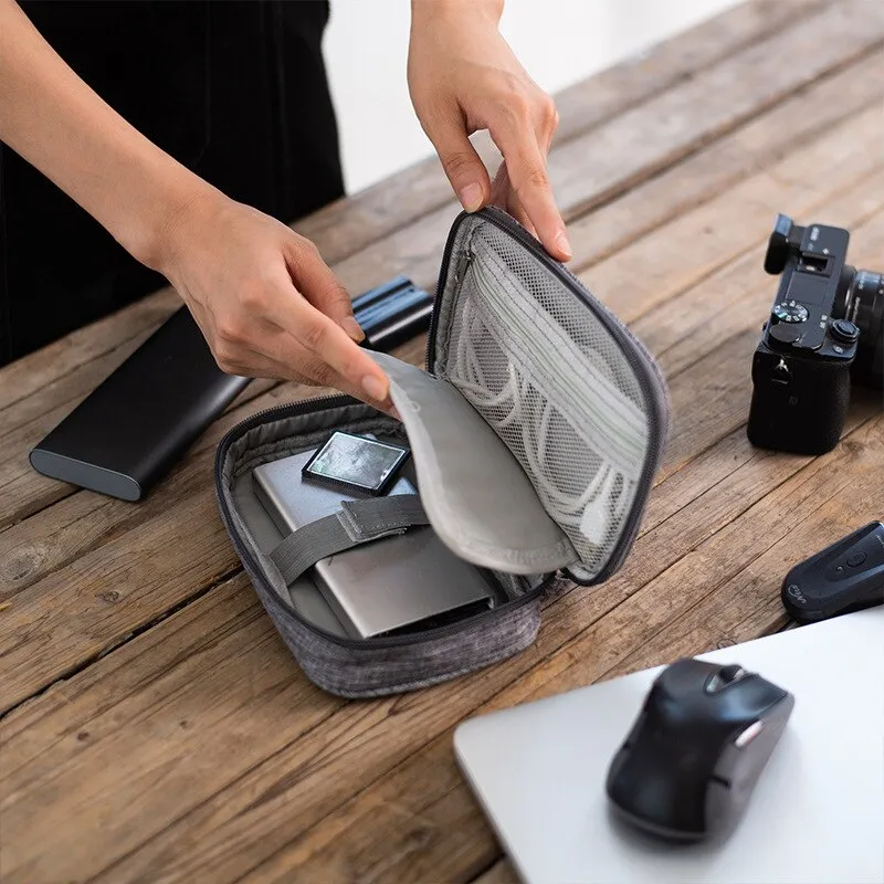 Lecoinpochette trousse câble et chargeur grise